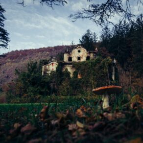 VILLA DE VECCHI: SEGRETI PROIBITI NELLA VILLA STREGATA