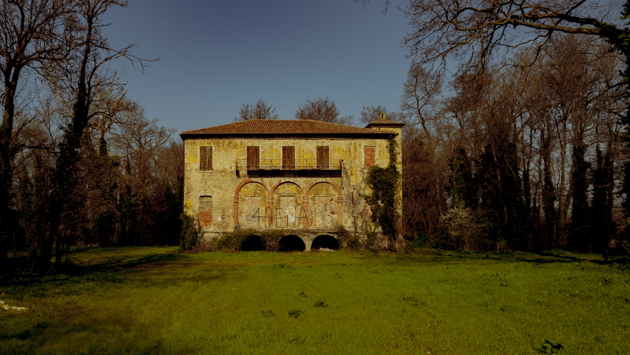 Read more about the article VILLA MAGNONI: LA VILLA DELLA STREGA CHE GUARDA